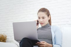 Women wearing blue shirts She is working And stressful conditions stock photography Women wearing blue shirts She is working And stressful conditions stock photography