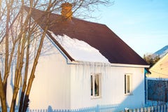 Woningbouw op een de winterdag, wat sneeuw op het dak in de zon, horizontaal schot royalty-vrije stock foto Woningbouw op een de winterdag, wat sneeuw op het dak in de zon, horizontaal schot royalty-vrije stock foto