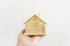 Wood hus för handinnehavmodell på vit bakgrund Tänka och dröm arkivbilder Wood hus för handinnehavmodell på vit bakgrund Tänka och dröm arkivbilder