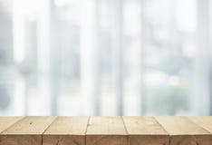 Wood tabellöverkant på varuhus för form för vitabstrakt begreppbakgrund arkivbild Wood tabellöverkant på varuhus för form för vitabstrakt begreppbakgrund arkivbild