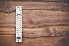 Wood termometer som kalibreras i grader som är celsiusa på träväggen, det varma begreppet av världen och väder fotografering för bildbyråer Wood termometer som kalibreras i grader som är celsiusa på träväggen, det varma begreppet av världen och väder fotografering för bildbyråer