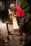 Woodcarver que trabalha com malho e formão Fotografia de Stock Woodcarver que trabalha com malho e formão Fotografia de Stock