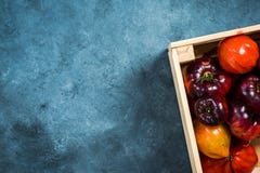 Wooden crate full of market fresh ripe tomatoes stock photography Wooden crate full of market fresh ripe tomatoes stock photography