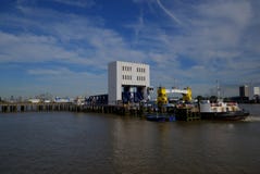 Woolwich prom Dokujący przy południe bankiem Śmiertelnie jako ruchów drogowych ładunki dla transportu zdjęcie stock Woolwich prom Dokujący przy południe bankiem Śmiertelnie jako ruchów drogowych ładunki dla transportu zdjęcie stock