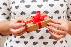 Wooman, das eine Geschenkbox gebunden mit einem roten Band in ihren Händen hält Flache Schärfentiefe, selektiver Fokus auf dem Ka stockbilder Wooman, das eine Geschenkbox gebunden mit einem roten Band in ihren Händen hält Flache Schärfentiefe, selektiver Fokus auf dem Ka stockbilder