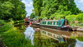 Woon en Vakantienarrowboats, van Worcester en van Birmingham Kanaal, Worcestershire royalty-vrije stock afbeelding Woon en Vakantienarrowboats, van Worcester en van Birmingham Kanaal, Worcestershire royalty-vrije stock afbeelding
