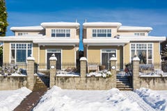 Woonhalfvrijstaand huis met vooryard in sneeuw op de winter zonnige dag in Canada royalty-vrije stock fotografie Woonhalfvrijstaand huis met vooryard in sneeuw op de winter zonnige dag in Canada royalty-vrije stock fotografie