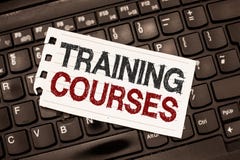 Word het schrijven tekst Trainingscursussen Het bedrijfsconcept voor is reeks lessen of spreekt het onderwijsvaardigheden u wenst stock afbeeldingen Word het schrijven tekst Trainingscursussen Het bedrijfsconcept voor is reeks lessen of spreekt het onderwijsvaardigheden u wenst stock afbeeldingen