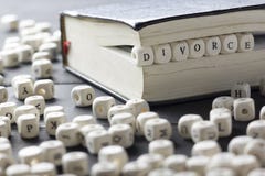 Word - Scheiding uit houten brieven op de lijst met trouwringen wordt samengesteld die royalty-vrije stock afbeeldingen Word - Scheiding uit houten brieven op de lijst met trouwringen wordt samengesteld die royalty-vrije stock afbeeldingen