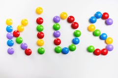 Word van JONGE GEITJES dat door het speelgoed van kleurrijke bakstenenkinderen gestalte wordt gegeven stock fotografie Word van JONGE GEITJES dat door het speelgoed van kleurrijke bakstenenkinderen gestalte wordt gegeven stock fotografie