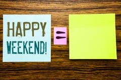 Word, écrivant le week-end de Heppy Concept d'affaires pour le message de week-end écrit sur le papier de note collant sur le fon Images libres de droits Word, écrivant le week-end de Heppy Concept d'affaires pour le message de week-end écrit sur le papier de note collant sur le fon Images libres de droits