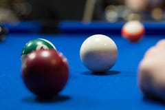 Wordt uitgevoerd biljart de pool, ballen is op blauwe lijstdoek stock afbeeldingen Wordt uitgevoerd biljart de pool, ballen is op blauwe lijstdoek stock afbeeldingen