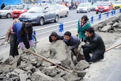 https://thumbs.dreamstime.com/t/workers-repairing-road-17667104.jpg