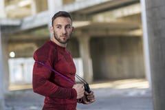 Άτομο που παίρνει ένα σπάσιμο workout στοκ εικόνα Άτομο που παίρνει ένα σπάσιμο workout στοκ εικόνα