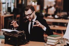 workplace Biznesmen kostium stara maszyna do pisania zdjęcie stock workplace Biznesmen kostium stara maszyna do pisania zdjęcie stock