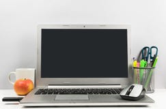 Workspace z laptopem, czerń ekranem, filiżanka kawy, jabłkiem, USB błyskiem i ołówkowym pudełkiem, obrazy stock Workspace z laptopem, czerń ekranem, filiżanka kawy, jabłkiem, USB błyskiem i ołówkowym pudełkiem, obrazy stock
