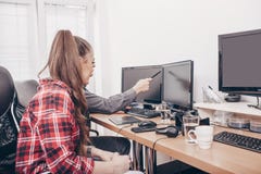 Workteam в офисе работая на настольном компьютере стоковое изображение Workteam в офисе работая на настольном компьютере стоковое изображение