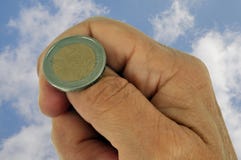 Worpkruis of munt met een twee-euro muntstuk stock foto's Worpkruis of munt met een twee-euro muntstuk stock foto's