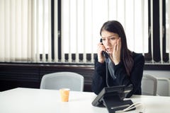 Worried a soumis à une contrainte la femme déprimée d'affaires d'employé de bureau recevant l'appel téléphonique de secours de ma image libre de droits Worried a soumis à une contrainte la femme déprimée d'affaires d'employé de bureau recevant l'appel téléphonique de secours de ma image libre de droits