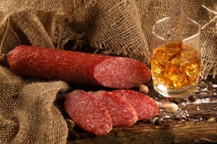 Worst in een glas whisky royalty-vrije stock afbeelding Worst in een glas whisky royalty-vrije stock afbeelding