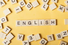 Wort ENGLISCH machte mit hölzernen Buchstaben des Blockes nahe bei einem Stapel anderen Buchstaben auf Holztisch lizenzfreies stockfoto Wort ENGLISCH machte mit hölzernen Buchstaben des Blockes nahe bei einem Stapel anderen Buchstaben auf Holztisch lizenzfreies stockfoto