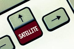 Wortschreibens-Text Satelitte Geschäftskonzept für den künstlichen Körper gelegt in Bahn ringsum die Erde oder einen anderen Plan lizenzfreie stockbilder Wortschreibens-Text Satelitte Geschäftskonzept für den künstlichen Körper gelegt in Bahn ringsum die Erde oder einen anderen Plan lizenzfreie stockbilder