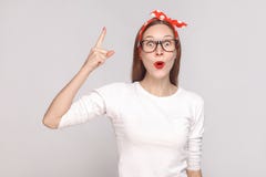 wow Eu tenho uma idéia retrato da jovem mulher emocional bonita imagem de stock wow Eu tenho uma idéia retrato da jovem mulher emocional bonita imagem de stock