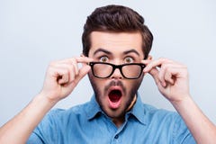 Wow! Wirklich?! Überraschter junger gutaussehender Mann mit geöffnetem Mund tou stockbilder Wow! Wirklich?! Überraschter junger gutaussehender Mann mit geöffnetem Mund tou stockbilder