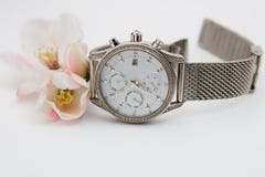Wristwatch, λουλούδι κυδωνιών στοκ φωτογραφία Wristwatch, λουλούδι κυδωνιών στοκ φωτογραφία