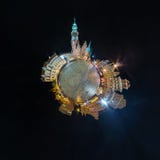 WROCLAW, POL?NIA - EM OUTUBRO DE 2018: Planeta pequeno da noite Opini?o a?rea esf?rica do panorama 360 na cidade medieval antiga imagem de stock royalty free WROCLAW, POL?NIA - EM OUTUBRO DE 2018: Planeta pequeno da noite Opini?o a?rea esf?rica do panorama 360 na cidade medieval antiga imagem de stock royalty free