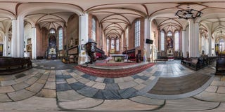 WROCLAW POLEN - SEPTEMBER, 2018: full sömlös sfärisk panorama 360 vid 180 grader inre gotisk katolsk kyrka för vinkelsikt arkivfoto WROCLAW POLEN - SEPTEMBER, 2018: full sömlös sfärisk panorama 360 vid 180 grader inre gotisk katolsk kyrka för vinkelsikt arkivfoto