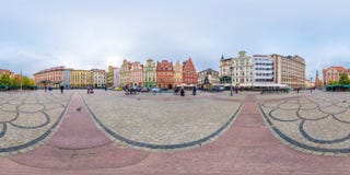 WROCLAW, ПОЛЬША - СЕНТЯБРЬ 2018: Полностью безшовные 360 градусов двигают под углом панорама взгляда на месте рыночной площади со стоковые фото WROCLAW, ПОЛЬША - СЕНТЯБРЬ 2018: Полностью безшовные 360 градусов двигают под углом панорама взгляда на месте рыночной площади со стоковые фото
