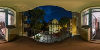 WROCLAW, ПОЛЬША - СЕНТЯБРЬ 2018: Полностью безшовные 360 угла взгляда градусов панорамы ночи от балкона небольшого общежития обоз стоковое изображение rf WROCLAW, ПОЛЬША - СЕНТЯБРЬ 2018: Полностью безшовные 360 угла взгляда градусов панорамы ночи от балкона небольшого общежития обоз стоковое изображение rf