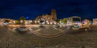 WROCLAW, ΠΟΛΩΝΙΑ - ΤΟ ΣΕΠΤΈΜΒΡΙΟ ΤΟΥ 2018: πλήρες άνευ ραφής σφαιρικό πανόραμα νύχτας 360 βαθμοί περιοχής Ostrow Tumski με τους κ στοκ φωτογραφία WROCLAW, ΠΟΛΩΝΙΑ - ΤΟ ΣΕΠΤΈΜΒΡΙΟ ΤΟΥ 2018: πλήρες άνευ ραφής σφαιρικό πανόραμα νύχτας 360 βαθμοί περιοχής Ostrow Tumski με τους κ στοκ φωτογραφία