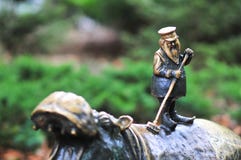WROCŁAWSKI, POLSKA, Październik 2018: «Hipoczysciciel «karłowaty Wrocławski zoo, karzeł, gnom - małe figurki, atrakcja turystyczn zdjęcie stock WROCŁAWSKI, POLSKA, Październik 2018: «Hipoczysciciel «karłowaty Wrocławski zoo, karzeł, gnom - małe figurki, atrakcja turystyczn zdjęcie stock
