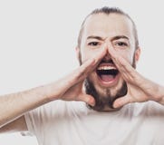 Wrzask i krzyk! Przystojny młodego człowieka mienie wręcza blisko rozpieczętowanego usta Odizolowywający na bielu obrazy stock Wrzask i krzyk! Przystojny młodego człowieka mienie wręcza blisko rozpieczętowanego usta Odizolowywający na bielu obrazy stock