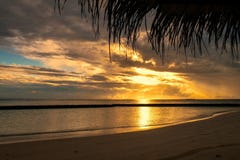 Wschód słońca na Gangehi wyspie Maldives fotografia stock Wschód słońca na Gangehi wyspie Maldives fotografia stock