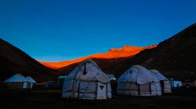 Wschód słońca nad kyrgyz jurtami przy Rabat doliną w Naryn prowinci i rzeką, Kirgistan zdjęcie royalty free Wschód słońca nad kyrgyz jurtami przy Rabat doliną w Naryn prowinci i rzeką, Kirgistan zdjęcie royalty free