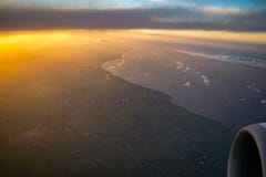 Wschód słońca od okno samolotu fotografia stock Wschód słońca od okno samolotu fotografia stock