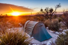 Wschód słońca po nocy camping obrazy stock Wschód słońca po nocy camping obrazy stock