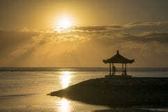 Wschód słońca przy Karang plażą Bali obraz royalty free Wschód słońca przy Karang plażą Bali obraz royalty free
