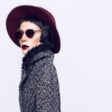 Wspaniała mody dama w eleganckim kapeluszu i żakiecie ilustracyjny lelui czerwieni stylu rocznik obrazy stock Wspaniała mody dama w eleganckim kapeluszu i żakiecie ilustracyjny lelui czerwieni stylu rocznik obrazy stock