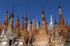 Wspaniałe serie eleganccy stupas Shwe austerii Thein pagoda zdjęcie stock Wspaniałe serie eleganccy stupas Shwe austerii Thein pagoda zdjęcie stock