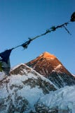 Wspina się Everest himalaje, Nepal w fadingu świetle dziennym z starymi flaga w forground obrazy royalty free Wspina się Everest himalaje, Nepal w fadingu świetle dziennym z starymi flaga w forground obrazy royalty free