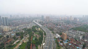 WUHAN, CHINE - 2 MAI 2017 : Vidéo aérienne de bourdon, pont suspendu rouge avec l'écoulement de trafic à travers banque de vidéos WUHAN, CHINE - 2 MAI 2017 : Vidéo aérienne de bourdon, pont suspendu rouge avec l'écoulement de trafic à travers banque de vidéos