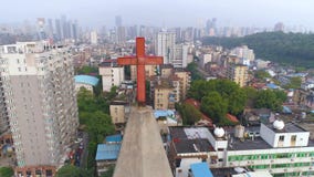WUHAN, ΚΊΝΑ - 2 ΜΑΐΟΥ 2017: εναέρια άποψη κηφήνων των κτηρίων εκκλησιών γύρω στην ημέρα κέντρων της πόλης απόθεμα βίντεο WUHAN, ΚΊΝΑ - 2 ΜΑΐΟΥ 2017: εναέρια άποψη κηφήνων των κτηρίων εκκλησιών γύρω στην ημέρα κέντρων της πόλης απόθεμα βίντεο