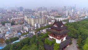 WUHAN, ΚΊΝΑ - 2 ΜΑΐΟΥ 2017: κόκκινο πυλών κουδουνιών ναών πάρκων ημέρας κίτρινο πανόραμα άποψης κηφήνων γερανών εναέριο φιλμ μικρού μήκους WUHAN, ΚΊΝΑ - 2 ΜΑΐΟΥ 2017: κόκκινο πυλών κουδουνιών ναών πάρκων ημέρας κίτρινο πανόραμα άποψης κηφήνων γερανών εναέριο φιλμ μικρού μήκους