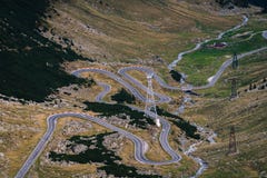 Wunderbarer Bergblick Gebirgskurvenreiche straße mit vielen Drehungen am Herbsttag Transfagarasan-Landstraße, die schönste Straße lizenzfreies stockbild Wunderbarer Bergblick Gebirgskurvenreiche straße mit vielen Drehungen am Herbsttag Transfagarasan-Landstraße, die schönste Straße lizenzfreies stockbild