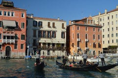 Wunderbares Foto bei Sonnenuntergang Grand Canal s mit drei gehenden Touristen Gondolors in Venedig Reise, Feiertage, Architektur lizenzfreies stockbild Wunderbares Foto bei Sonnenuntergang Grand Canal s mit drei gehenden Touristen Gondolors in Venedig Reise, Feiertage, Architektur lizenzfreies stockbild