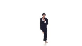 Wushu u hombre del karate en un kimono muestra almacen de video Wushu u hombre del karate en un kimono muestra almacen de video